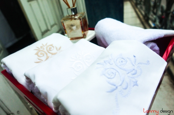 Embroidered towel - Small size 40x60cm - Flower string embroidery
